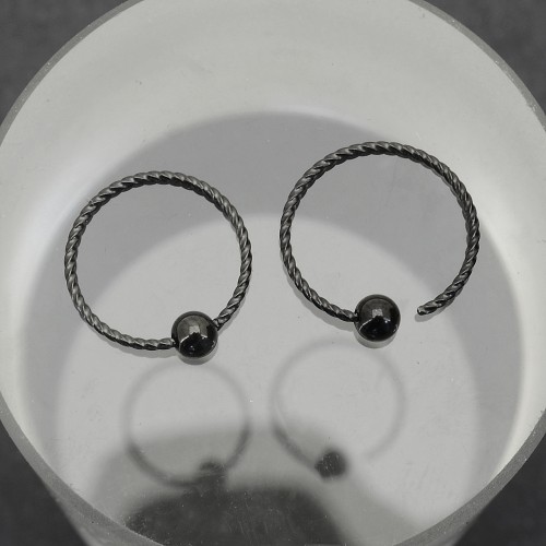 Кольцо 0,8 мм спиральное с припаянным шариком и чёрным титановое покрытием. BEDR20WB