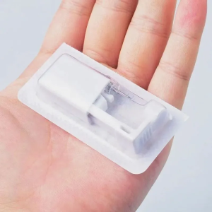 Одноразовый пистолет для прокола ушей. Серьга-гвоздик цвет серебро с белым кристаллом