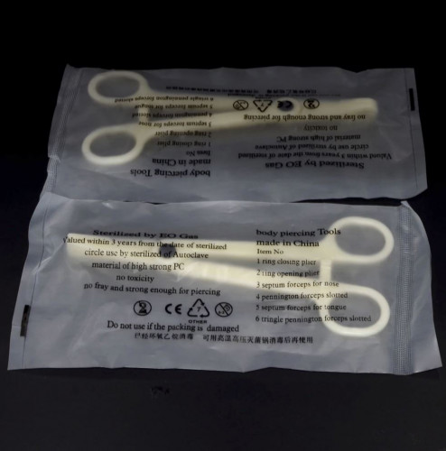 Зажим для пирсинга акриловый в стерильной упаковке. Овальный открытый. CLM01
