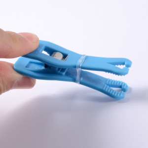 Зажим для пирсинга акриловый голубой в стерильной упаковке. Треугольный открытый. CLMS04