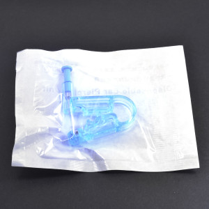 Одноразовый голубой пистолет для прокола ушей. Серьга-гвоздик цвет серебро с белым кристаллом OPP001