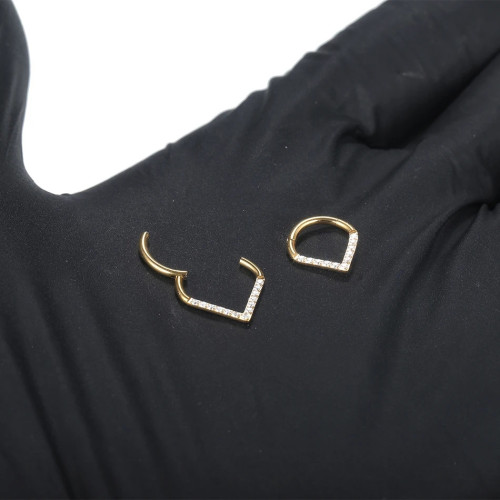 Кольцо-капля сегментное 1,2 мм кликер с кристаллами, золотое анодирование. Титан. HSEGTAJ021